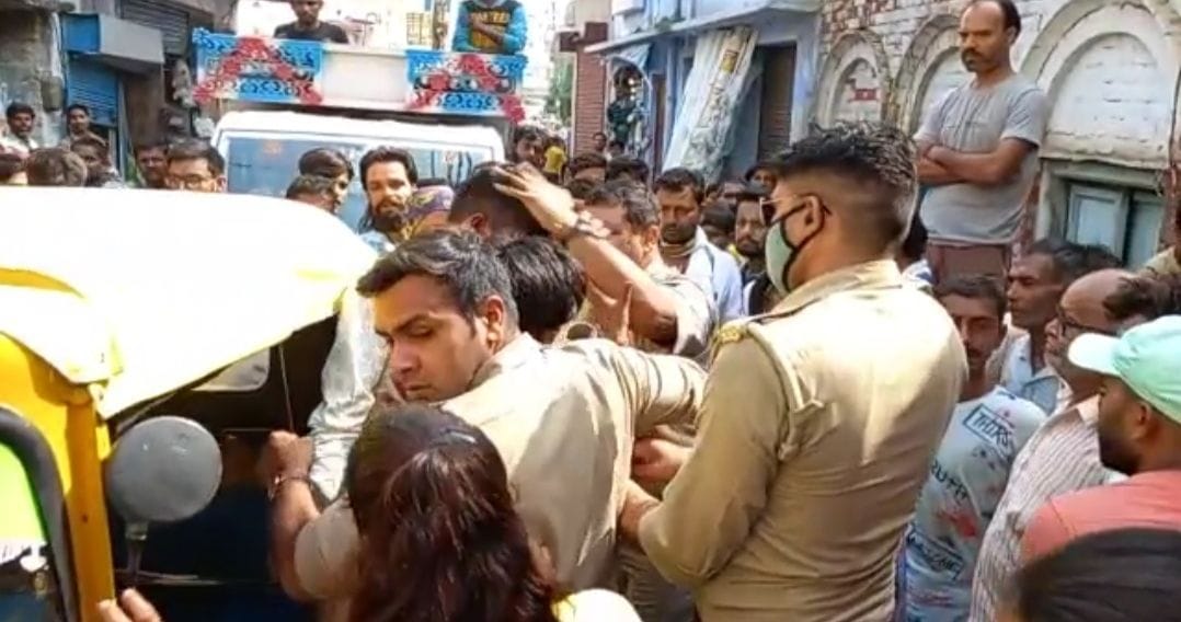 The youths who entered the shopping mall broke the head of the employee