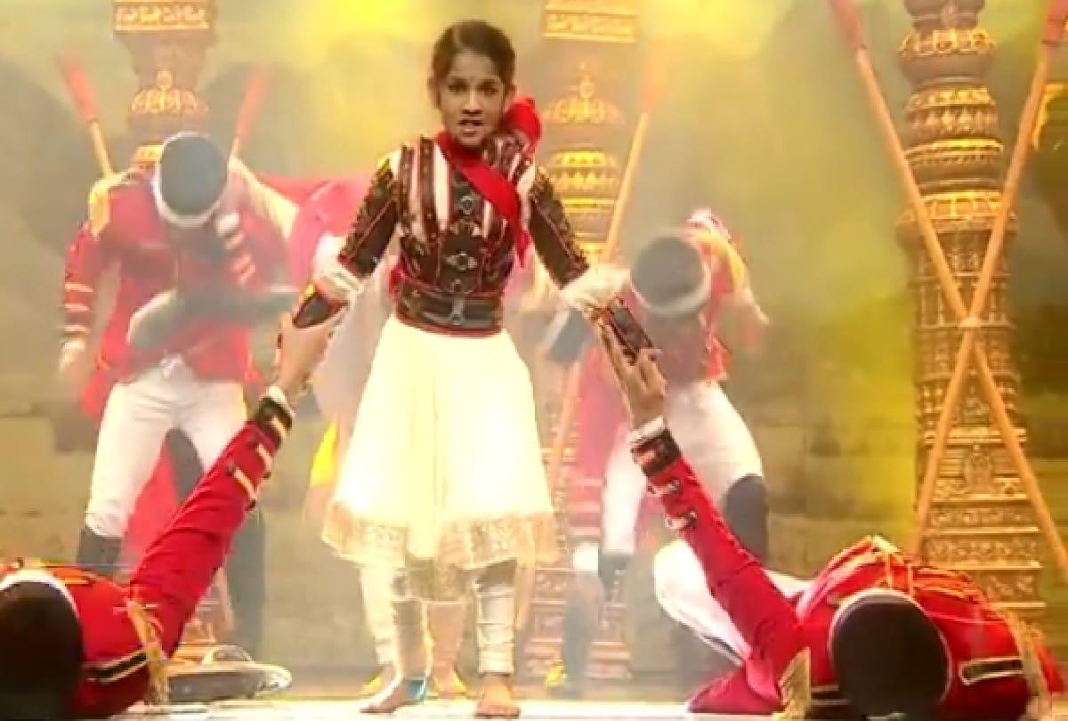 Super dancer chapter 4 actress Shilpa Shetty get emotional on set after seeing Anshika's performance of Rani Laxmi Bai