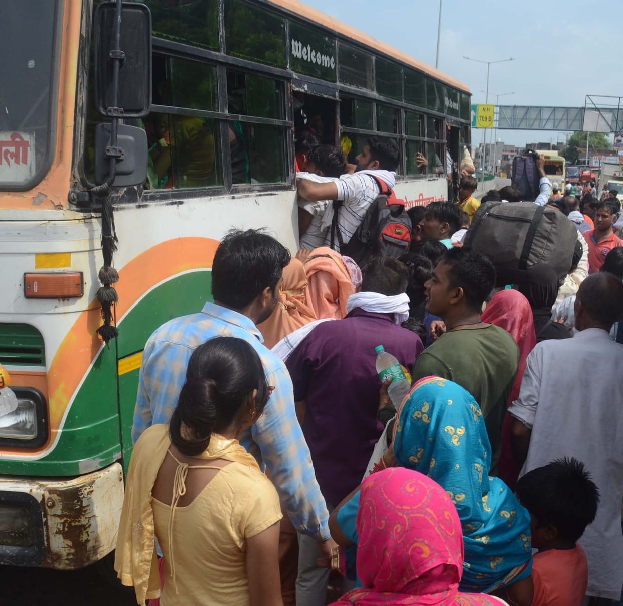 Crowd in markets and buses on Rakshabandhan