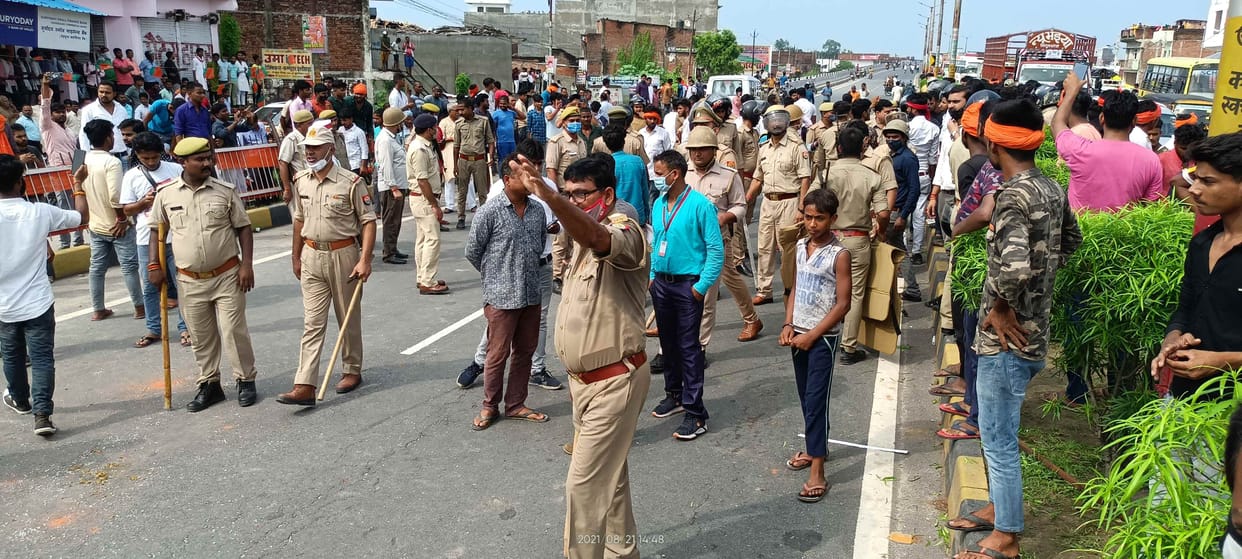 Two factions of BJP clashed in Hata, fourlane highway jam