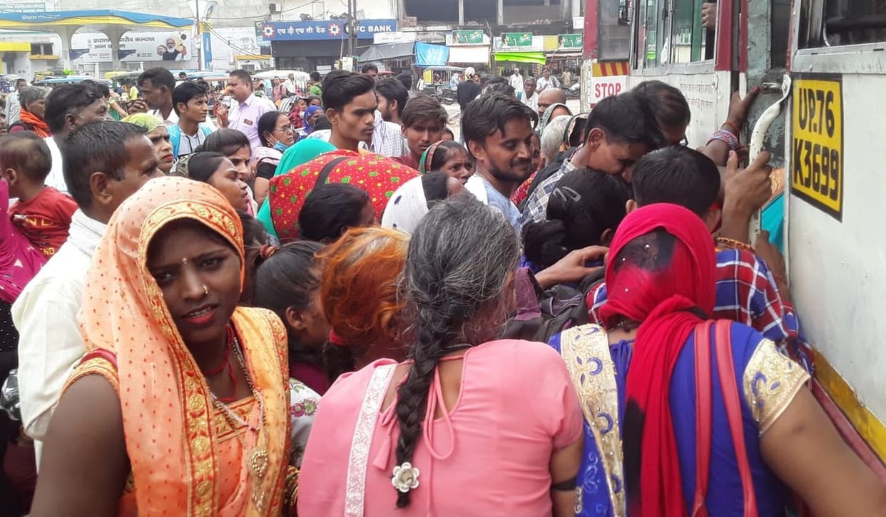Buyers gathered in the markets, fight for buses