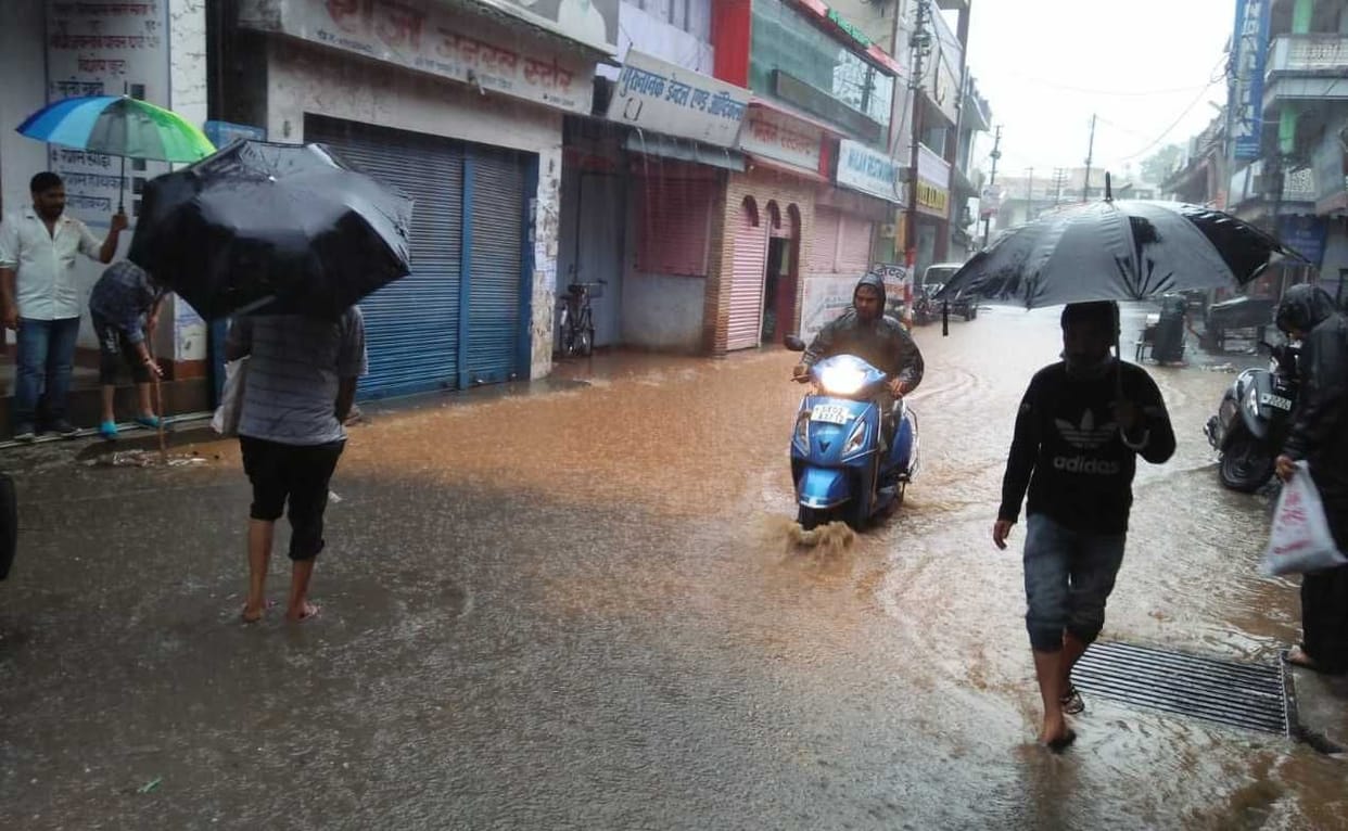 Bageshwar's drainage system pole opened again in the rain, waterlogging in the roads