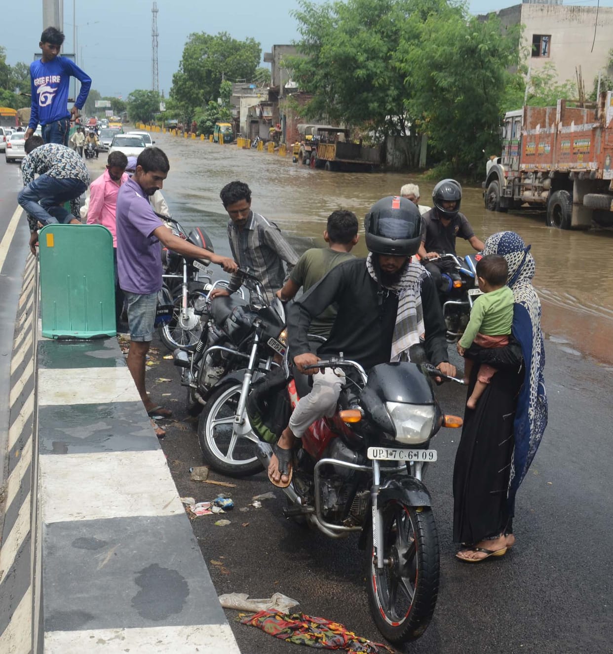 150 vehicles damaged due to water filling on the highway, jammed