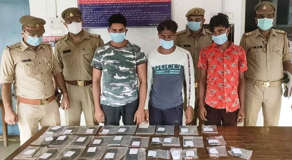 Three members of mobile thief gang arrested, two absconding