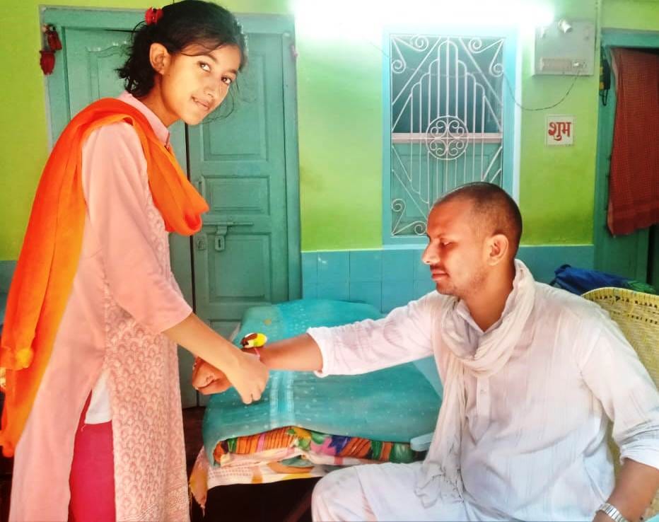 Muslim brothers set an example by tying rakhi to Hindu sisters