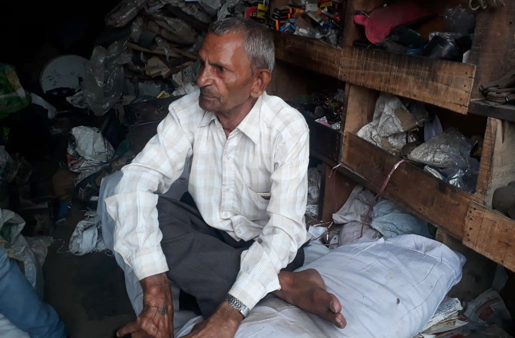 Threatened the shopkeeper by becoming a vegetable seller, looted 20 thousand rupees, jewelry