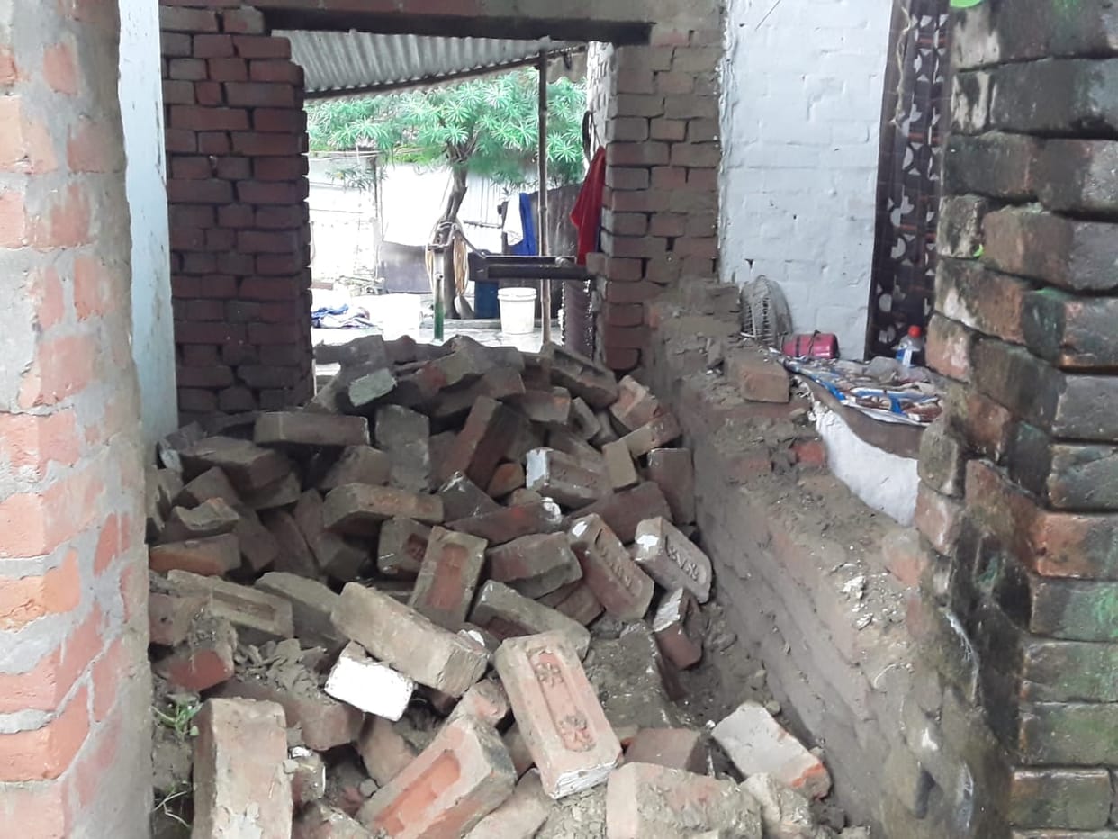 wall of house fell due to rain in azamgarh  family of rasoiya narrowly remain safe