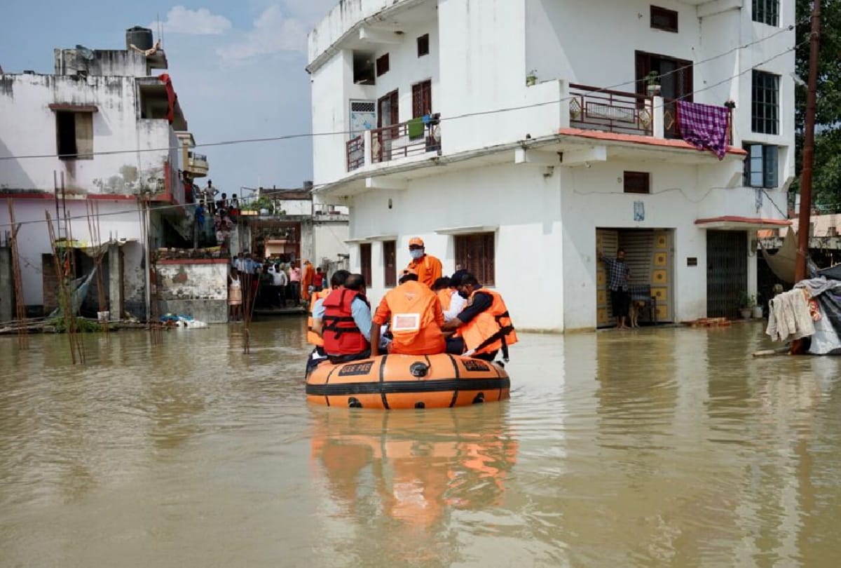 UP Gorakhpur Flood Latest News Update Today in Hindi: Gorakhpur UP River Flood News 76 villages surrounded by water in gorakhpur