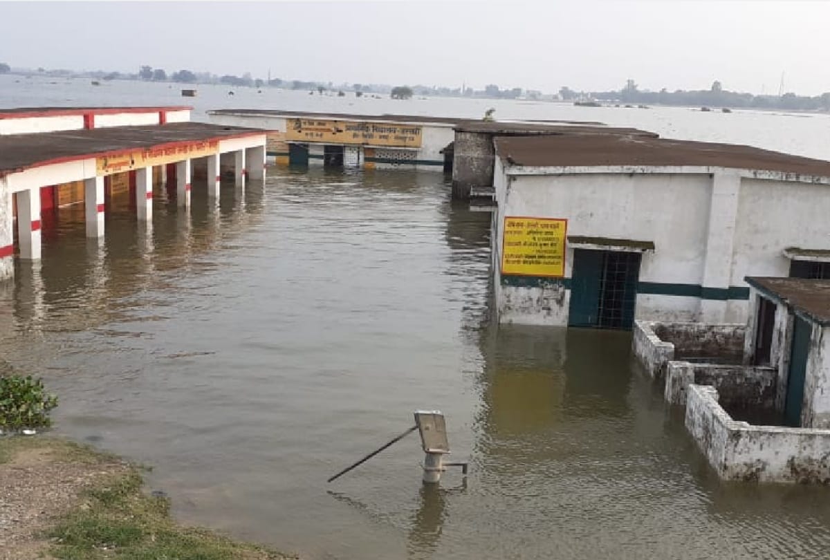 UP Gorakhpur Flood Latest News Update Today in Hindi: Gorakhpur UP River Flood News 76 villages surrounded by water in gorakhpur