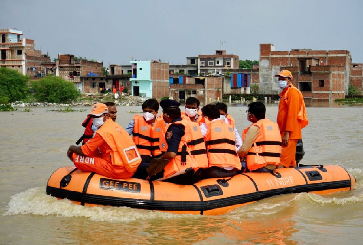 UP Gorakhpur Flood Latest News Update Today in Hindi: Gorakhpur UP River Flood News 76 villages surrounded by water in gorakhpur