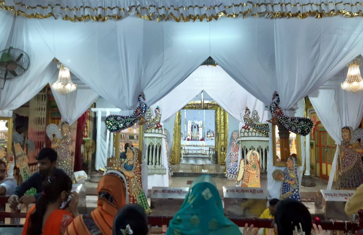 Mathura: Devotees visited the white pit in Dwarkadhish temple