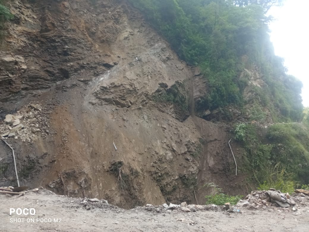 kinnu mashnu road block due to lanslide