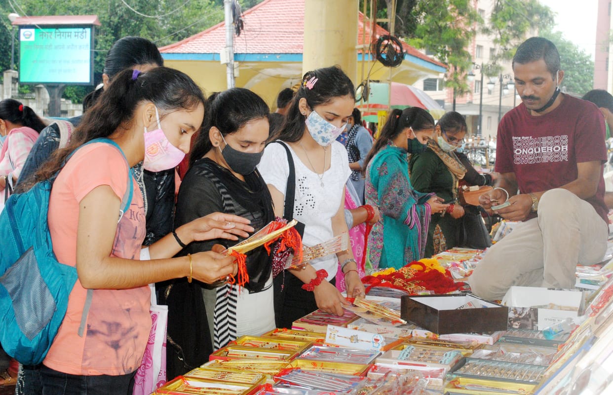 Sisters tie Rakhi for the whole day, also the sum of two auspicious times