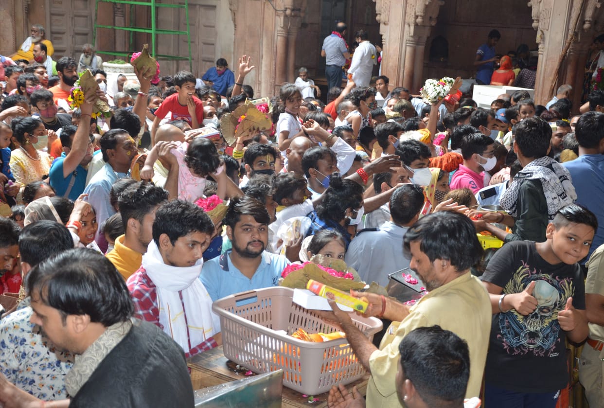 Mathura: Devotees throng the Shri Banke Bihari temple