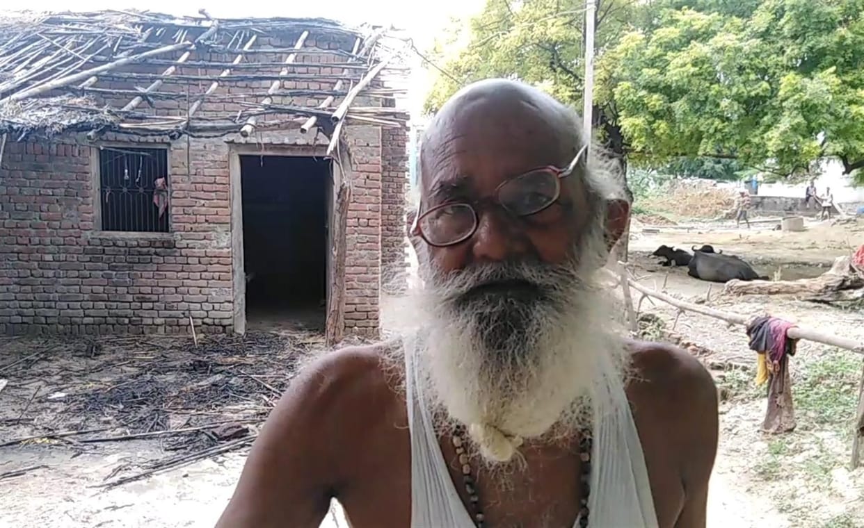 haatharas : bujurg ko peeta, chhappar mein lagaee aag