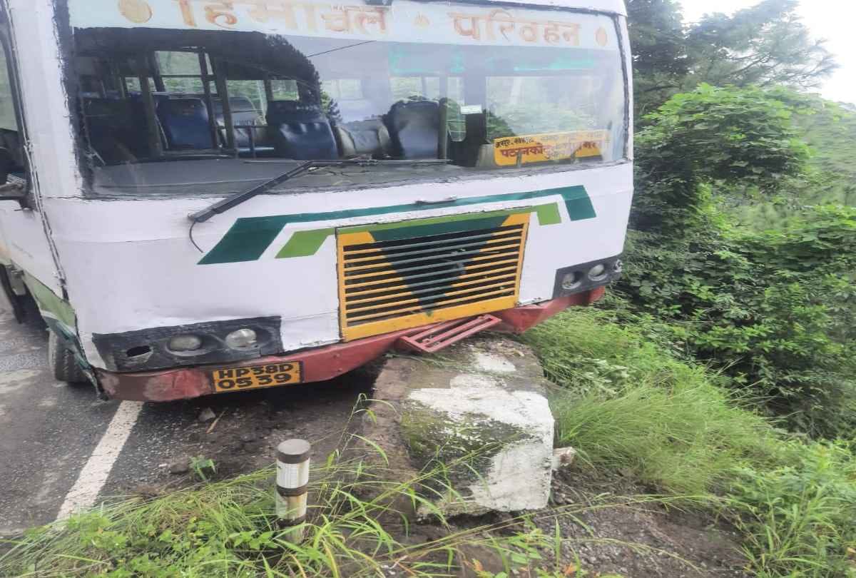 The spring of the moving bus broken and narrowly escaped by falling into a deep ditch