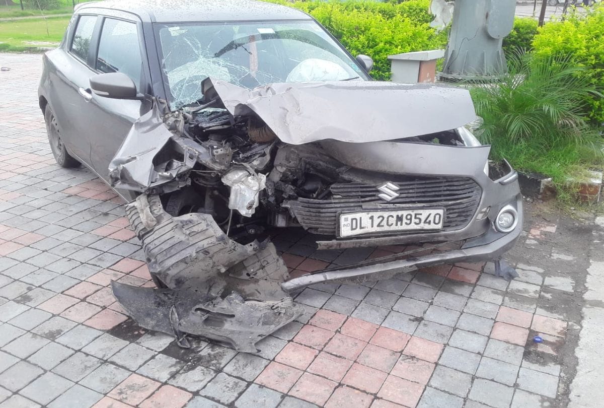 Accident At Agra Lucknow Express Way Car Collided With Divider One Died Two Imjured Goes To Delhi From Bihar