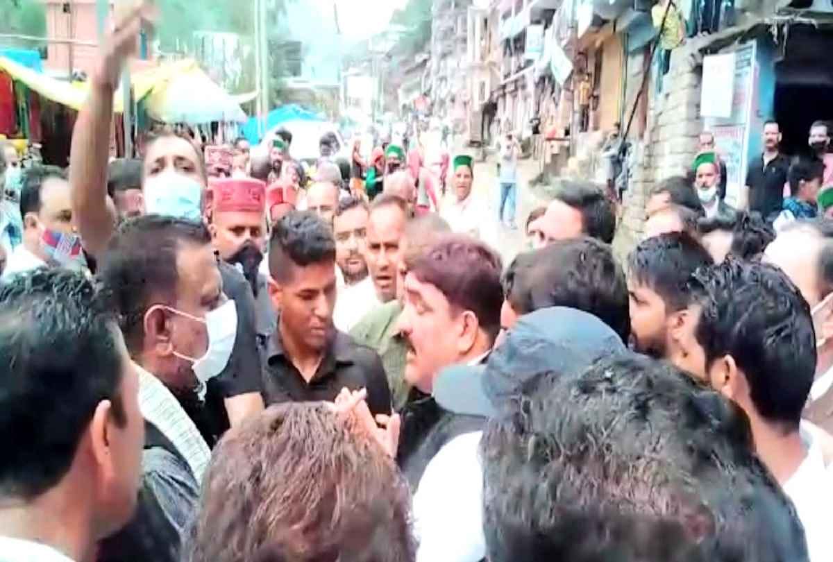 Congress workers quarreled with Kuldeep Rathore in the middle road at Ani kullu, know the whole matter