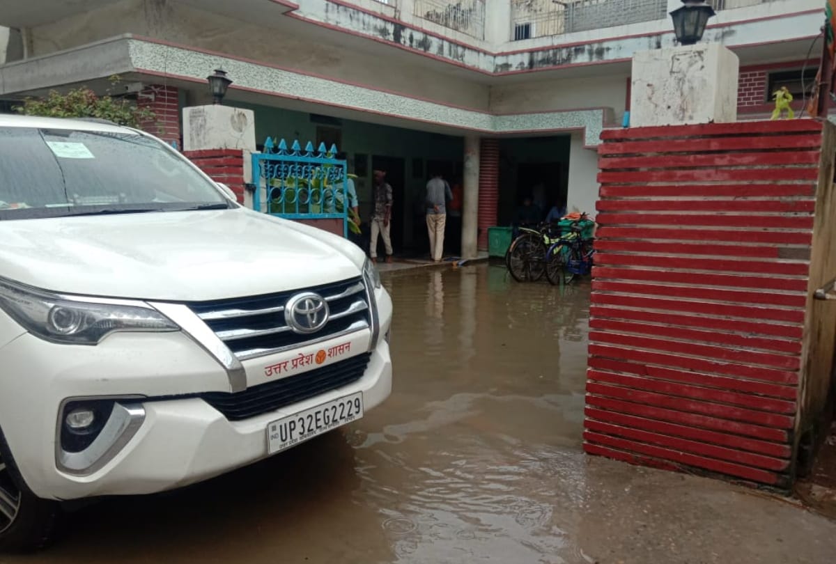 Water entered houses of VIPs including Agriculture Minister due to torrential rains in Deoria