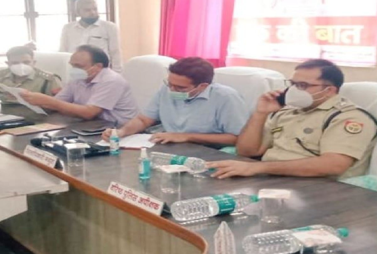 parents of Martyr cried in front of mathura DM in samadhan divas