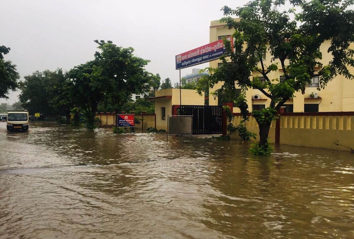 Delhi NCR Rain: Heavy Rain Leads to Waterlogging in Many Areas, Traffic Movement Closed On Many Routes