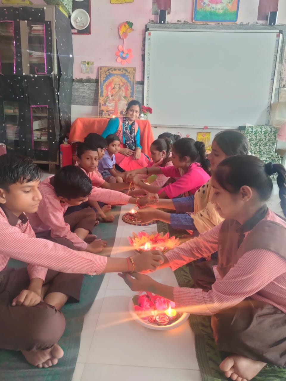 The girl students tied the protective thread on the wrists of the students