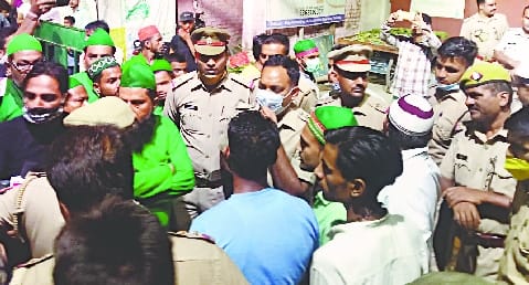 Tajiyadar clashed with police in Bakarganj for seizing DJ, outpost surrounded