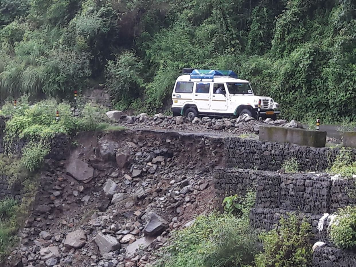Inviting the accident giving broken buttresses on NH