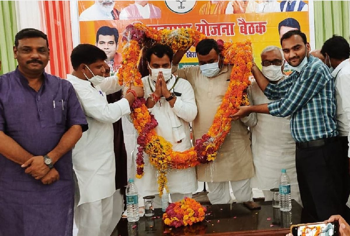 Energy Minister Shrikant Sharma held a meeting with BJP workers in Agra