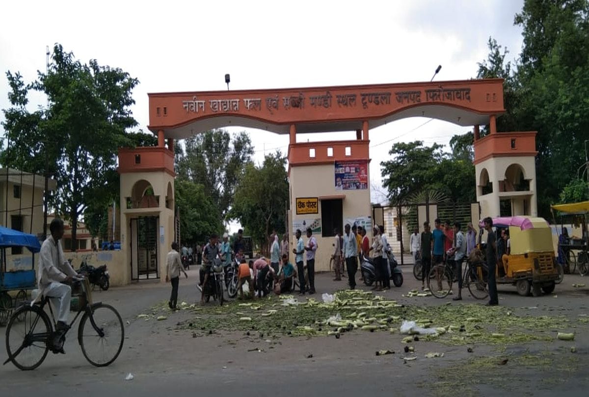 Farmers Protests In Tundla Threw Vagetables On Road