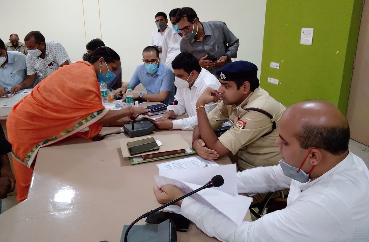 Complainant at nine o'clock, officers kept arriving later