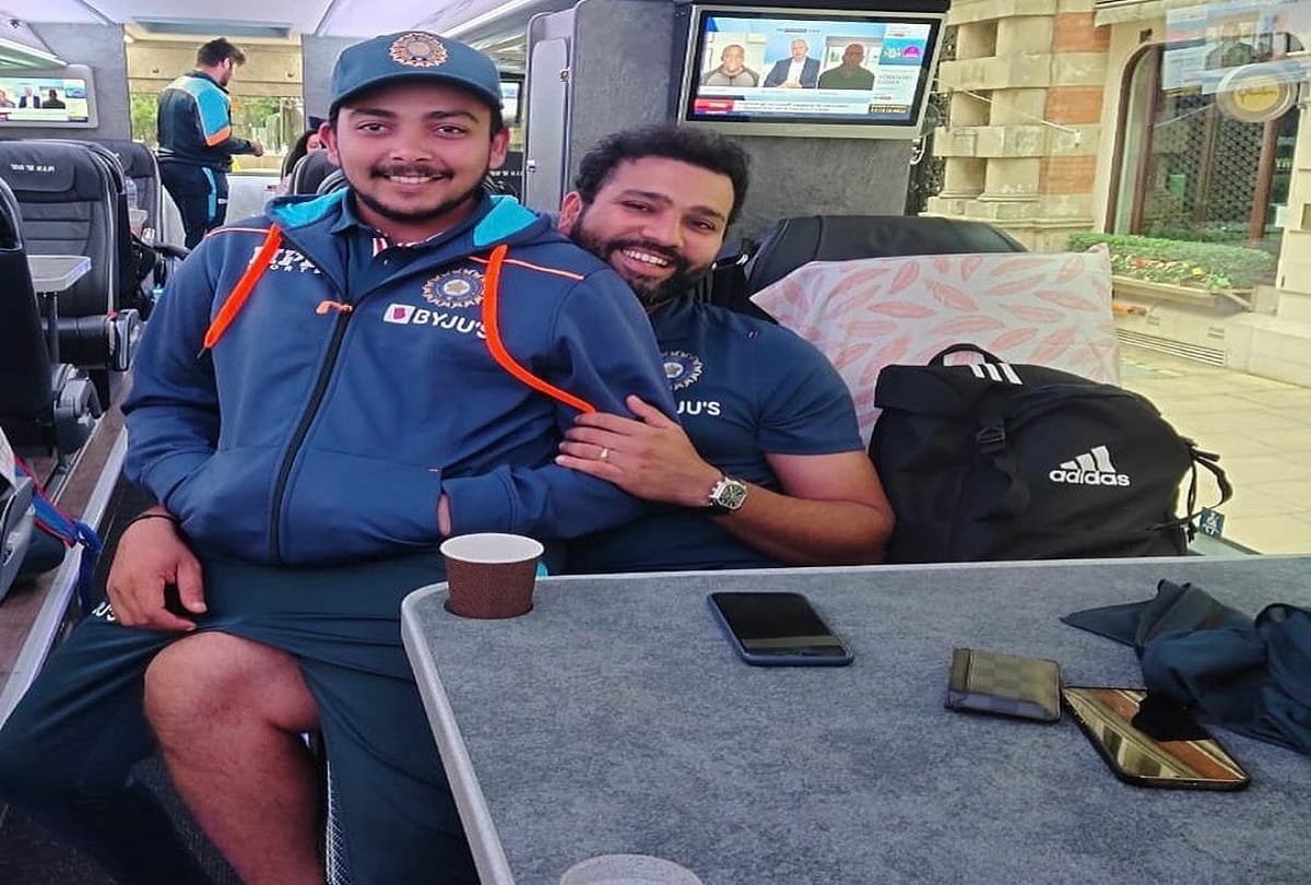 India vs england former team india cricketer wasim jaffer trolls prithvi shaw on his picture with rohit sharma in team bus