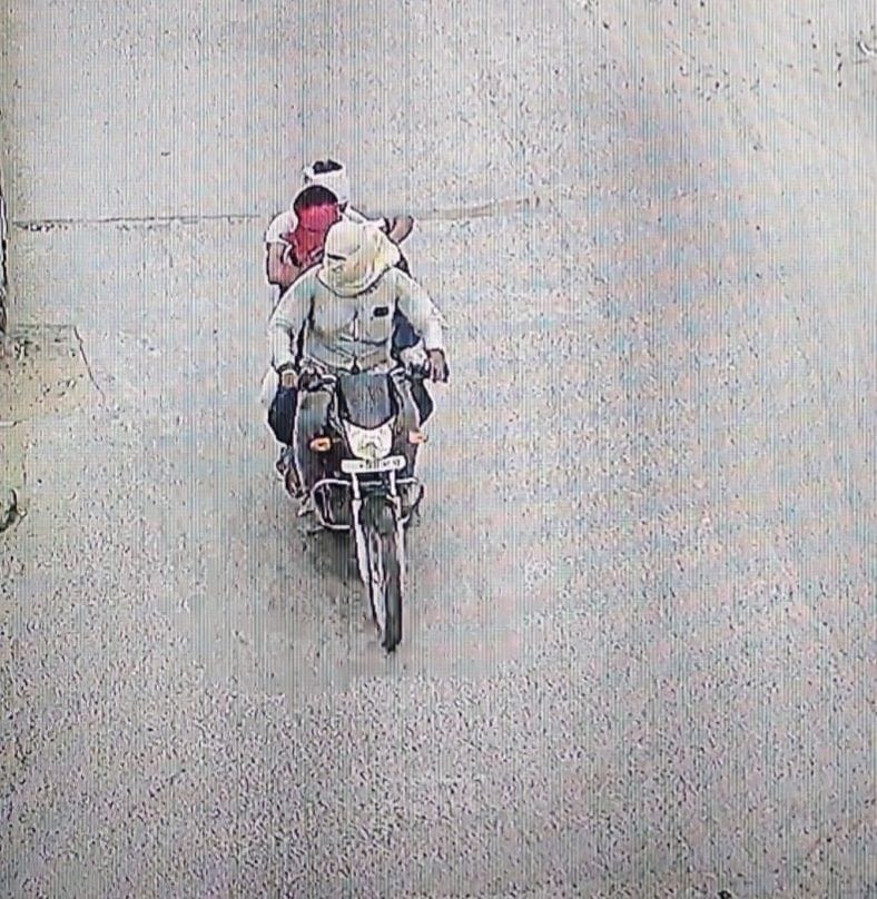 The miscreant absconded with a bag full of four and a half lakh rupees in two minutes with a pistol on the shopkeeper's temple