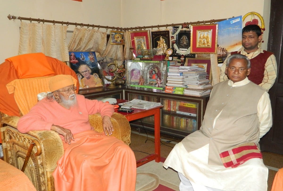 Mahant Avadyanath presented an example by having food at Raja Dom