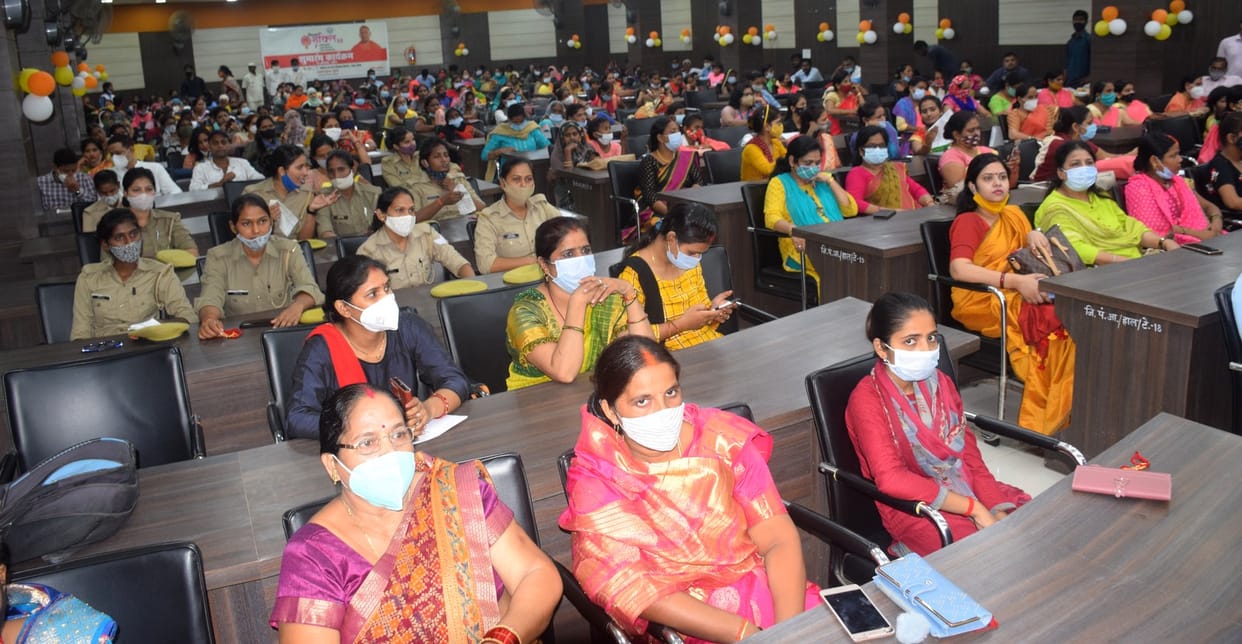 75 women workers honored for doing excellent work under Mission Shakti