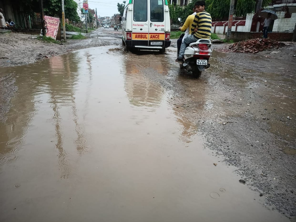Charthawal-Muzaffarnagar road turned into potholes due to rain