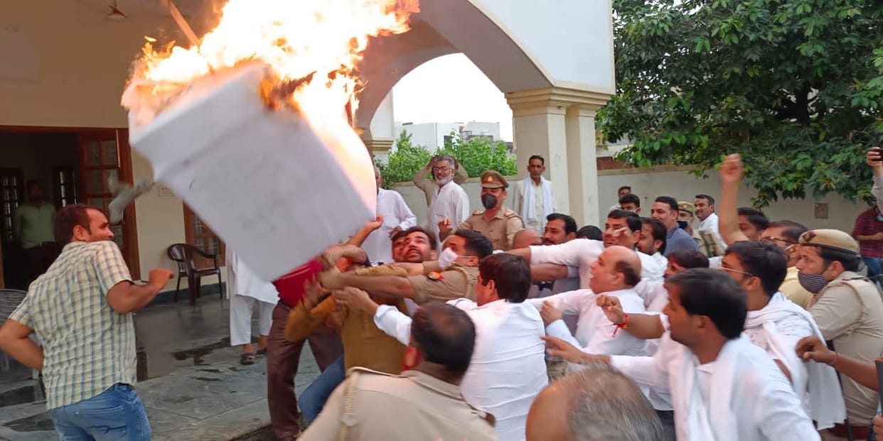 Attempt to burn effigy of Panchayati Raj Minister, clash with police