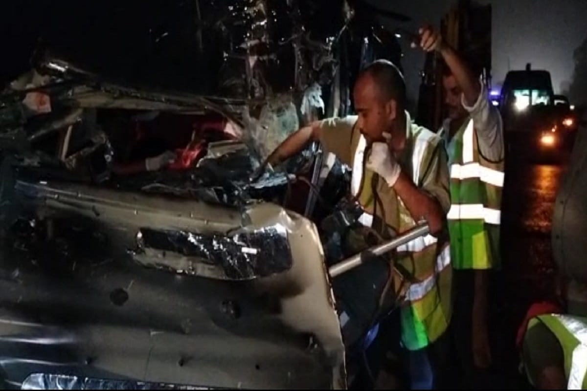road accident in Chandauli one killed and four injured after over speed Scorpio rammed into  truck parked on NH 2 all people going patna after visiting Kashi Vishwanath