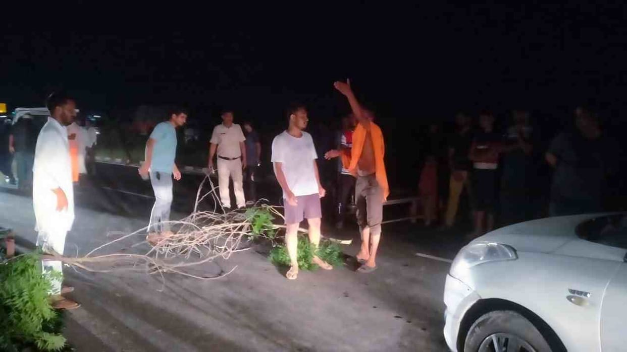 People protested and jammed the road in Danoda due to no electricity
