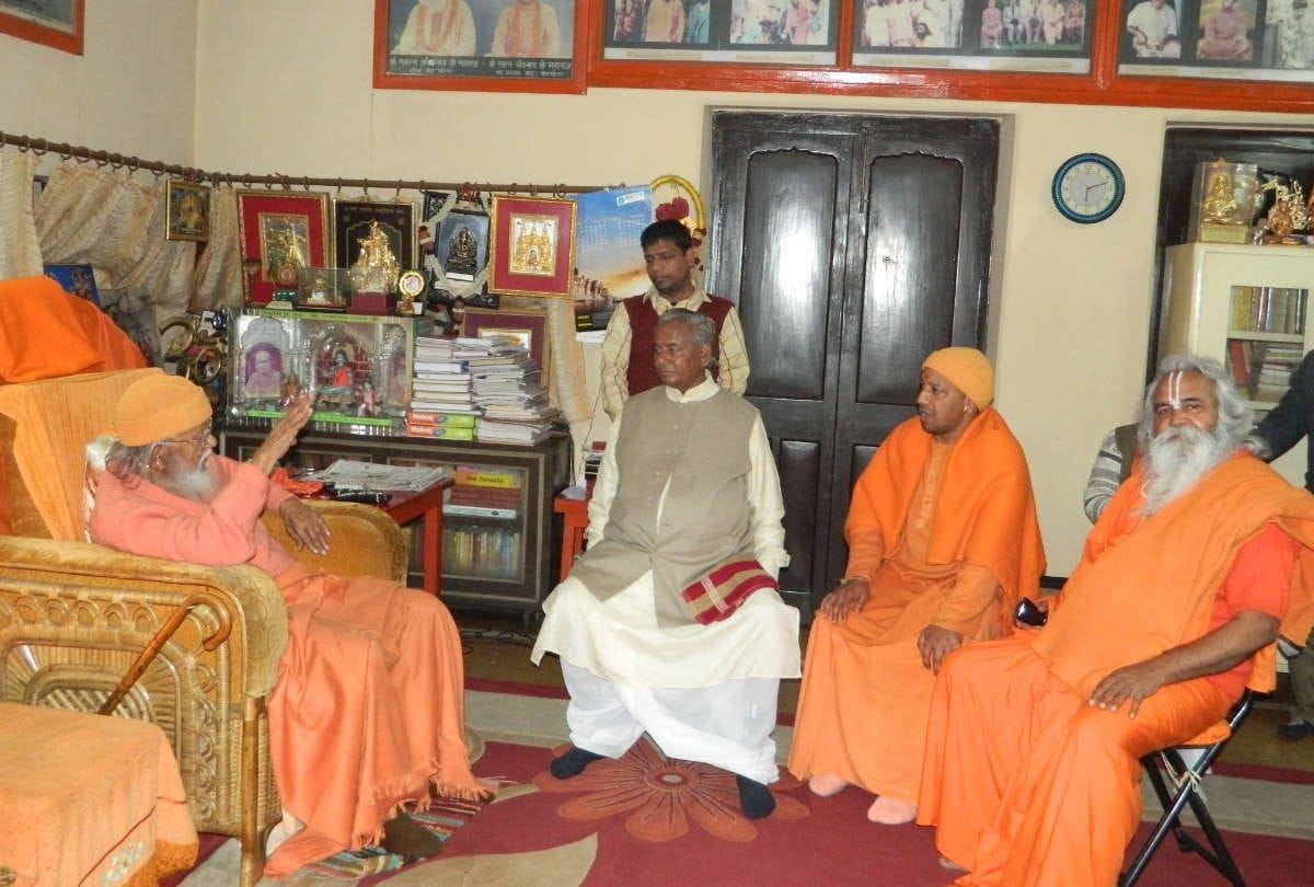 late ex up cm kalyan singh had a deep relationship with gorakshapeeth had special affection with mahant avedyanath