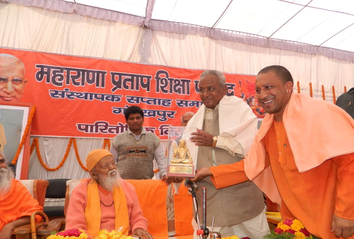 late ex up cm kalyan singh had a deep relationship with gorakshapeeth had special affection with mahant avedyanath