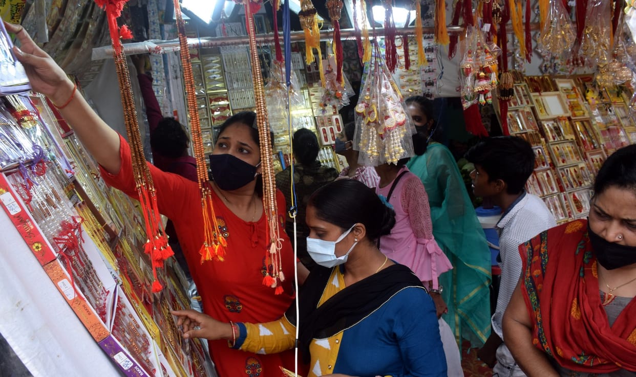 There was hustle and bustle in the Main Chowk area regarding Raksha Bandhan