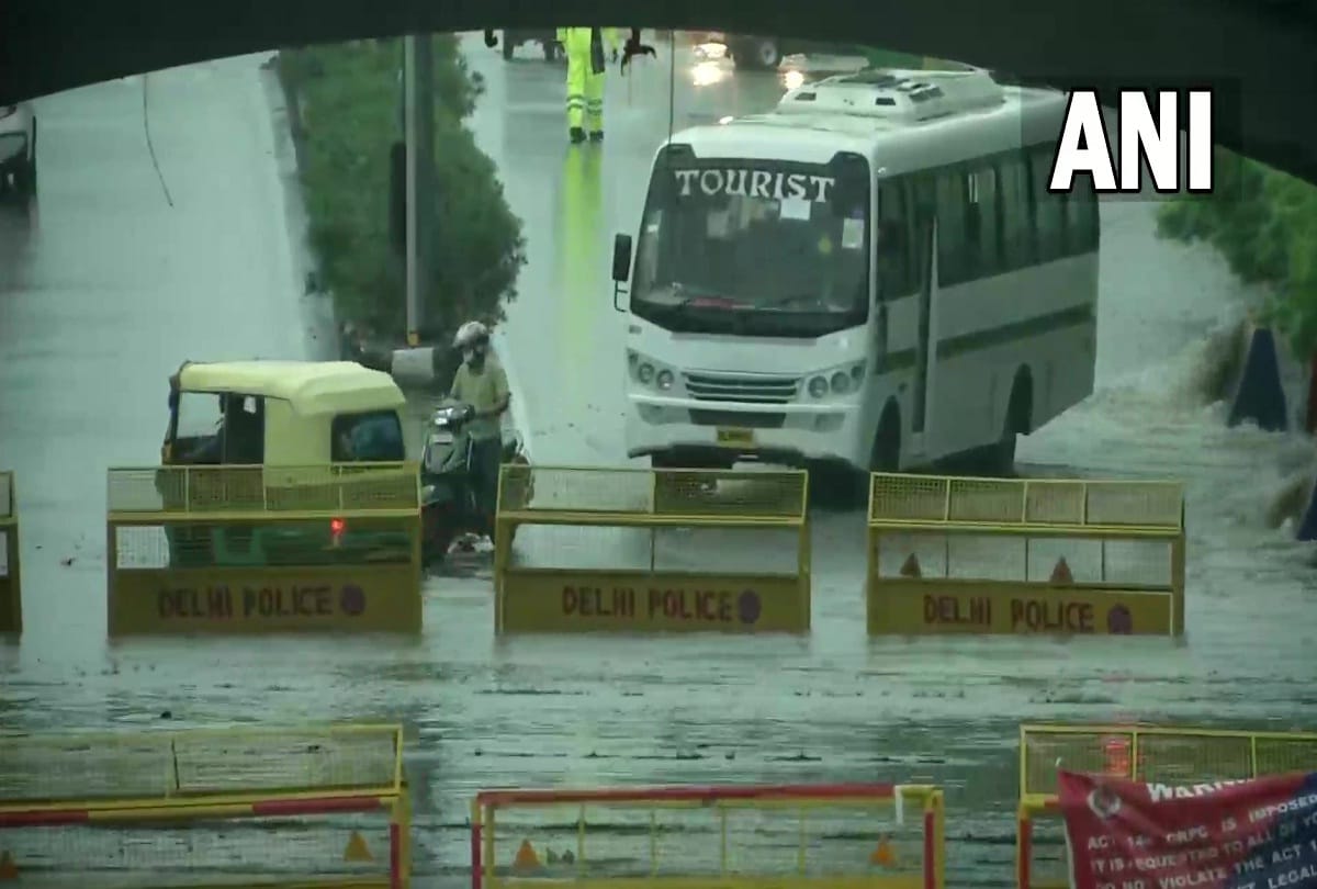 Delhi NCR Rain: Heavy Rain Leads to Waterlogging in Many Areas, Traffic Movement Closed On Many Routes