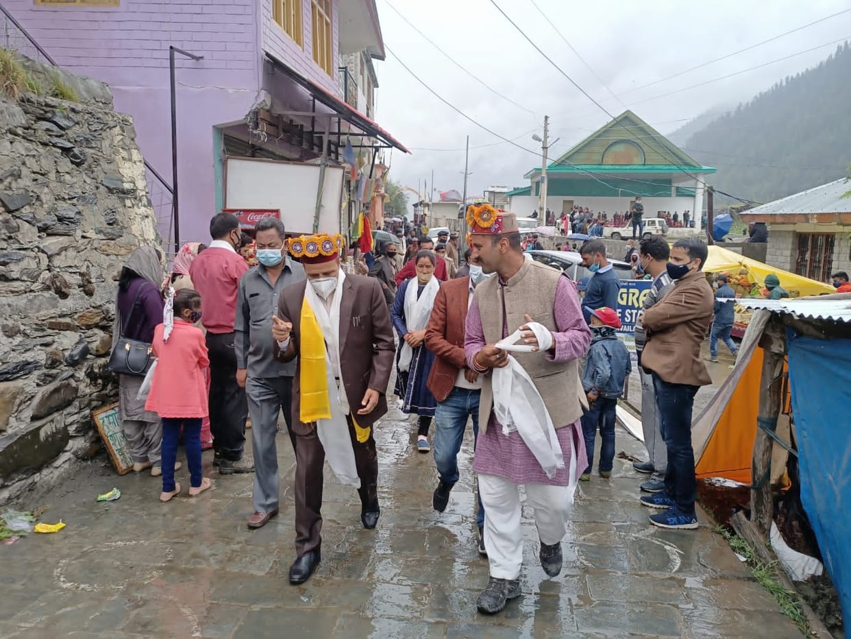 A batch of devotees will go to Manimahesh from Triloknath today