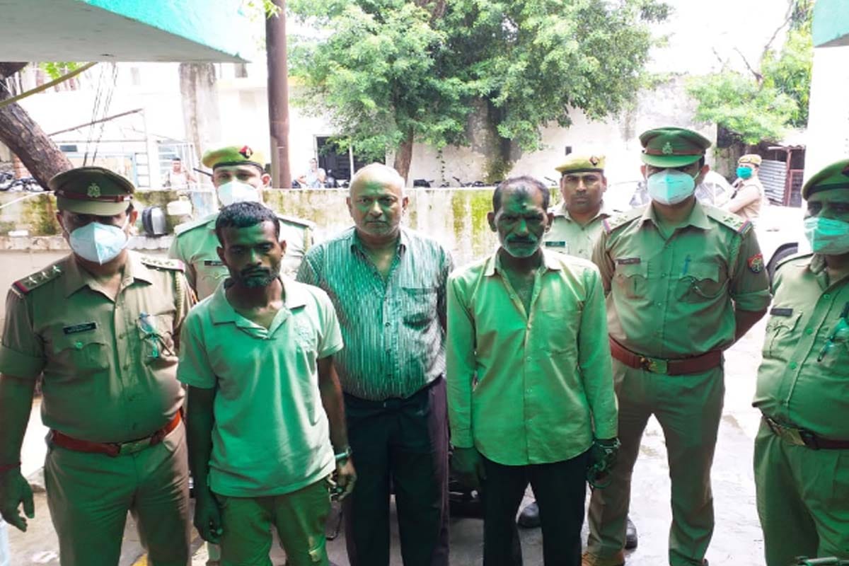 MeerutPolice caught three miscreants with stolen bikes and looted gold items