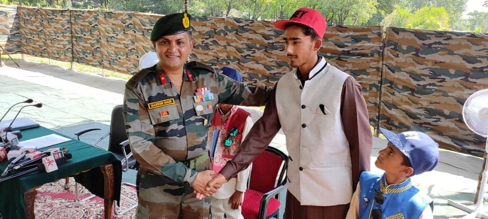 Pakistani children who reached India on the border, seeing the love of the army, said - the army of other countries should learn from it