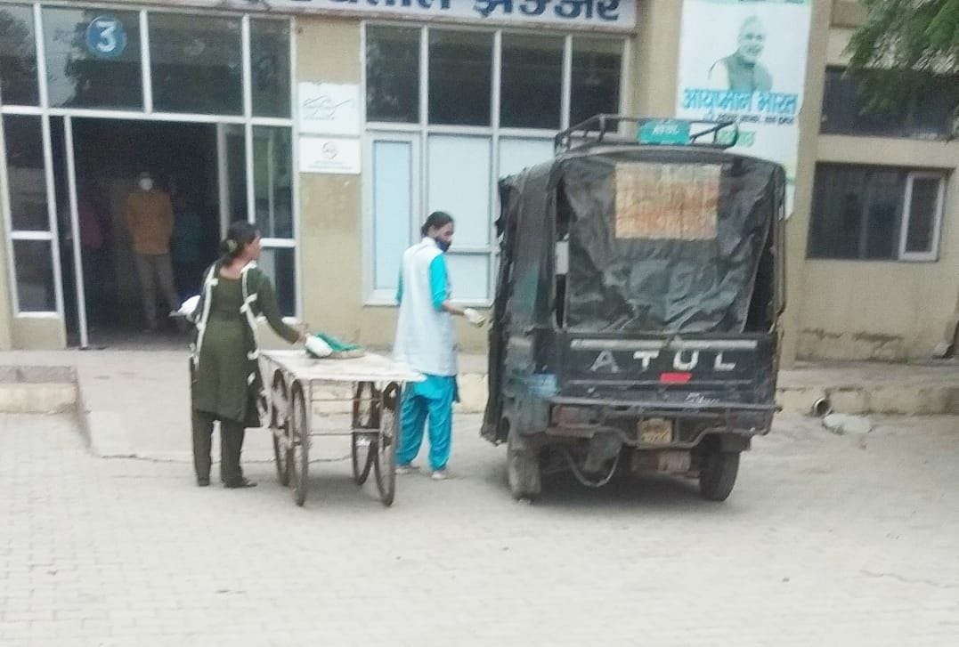 jhajjar bahadurgarh news,Pregnant was called to the PHC at four o'clock, when she arrived, the lock was found hanging