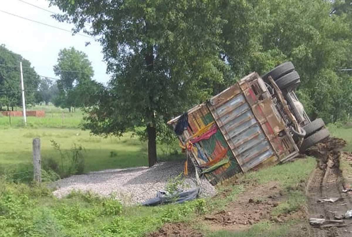 Chitrakoot: One driver killed, another seriously injured in a collision between two trucks