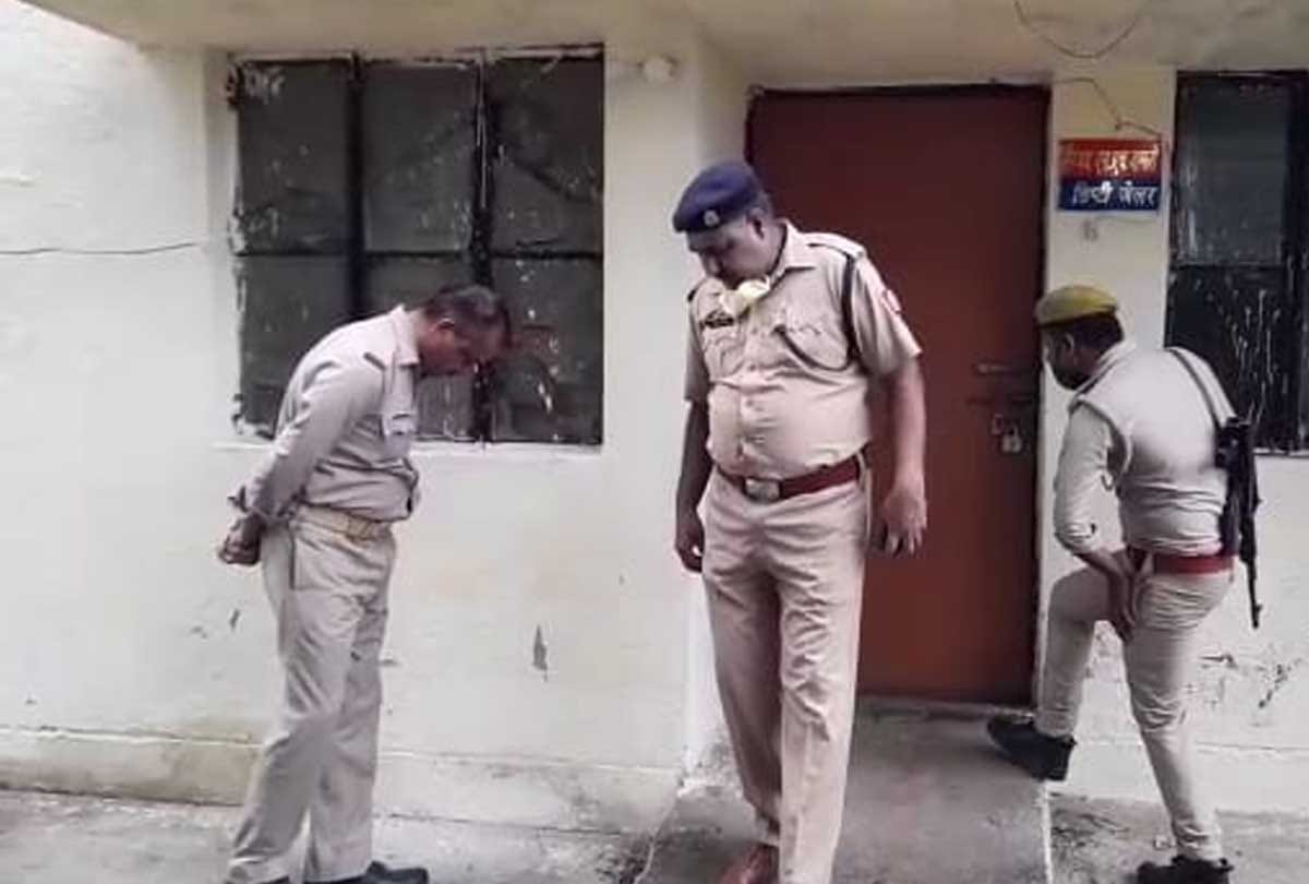 Etawah UP jail Firing News: criminals firing on deputy jailor who was on patrolling, saved his life by entering the house
