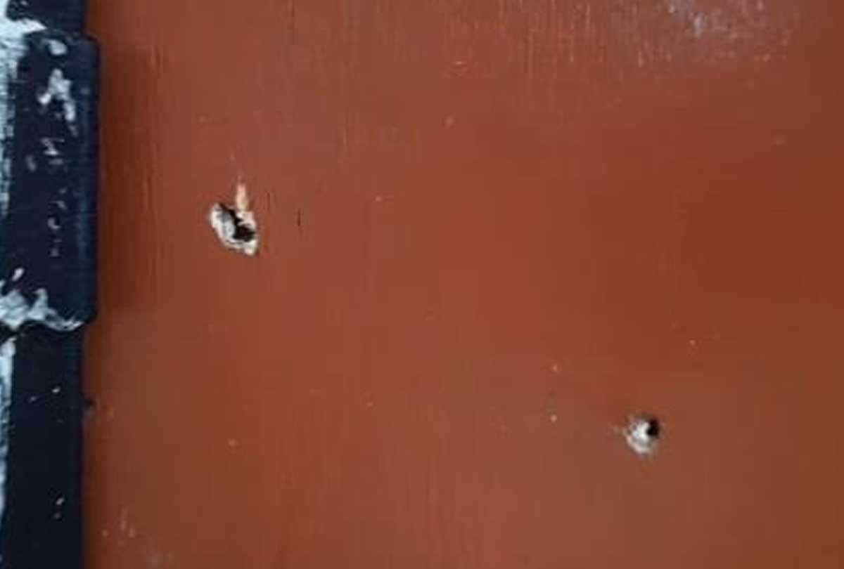 Etawah UP jail Firing News: criminals firing on deputy jailor who was on patrolling, saved his life by entering the house